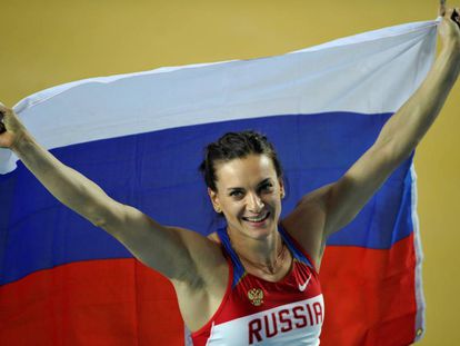 sinbayeva com a bandeira da Rússia em 2012.