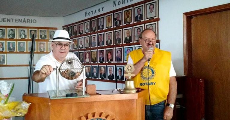 Euclides de Carli, à direita, durante um bingo no Rotary Clube.