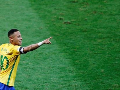 Neymar comemora seu gol no clássico.