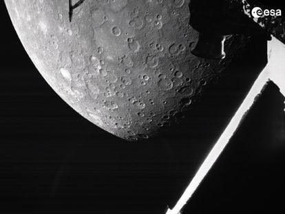 Primeira imagem de Mercúrio tomada pela ‘BepiColombo’ à sua chegada, na madrugada deste sábado, nos arredores do planeta mais próximo do Sol.