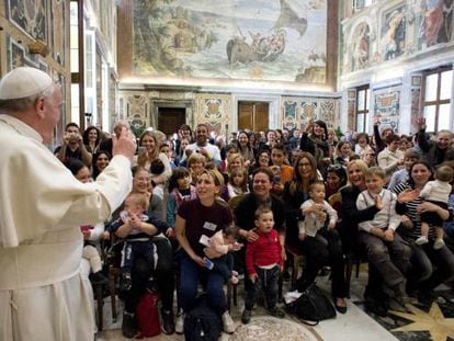 O Papa Francisco chega a uma reunião com um grupo antiaborto.