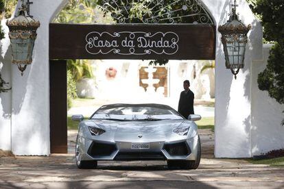 A Lamborghini do ex-presidente Collor deixa a sua residência no DF.