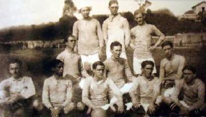 Antunes, o segundo agachado da esquerda para a direita, com o time do Grêmio em 1915.