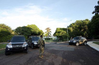 Casa de Eduardo Cunha, em Brasília, amanhece nesta terça cerca por policiais federais.