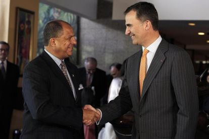 O príncipe espanhol Felipe, à direita, e o novo presidente da Costa Rica.