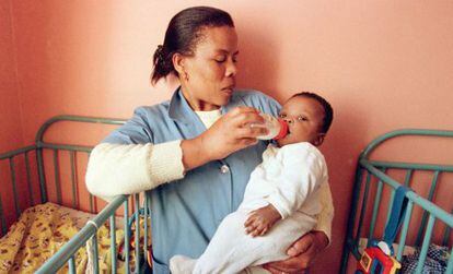Uma enfermeira do Exército de Salvação em Johanesburgo segura uma criança infectada por HIV, em uma foto de arquivo.