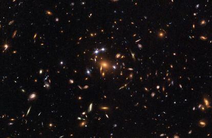 Imagem de uma lente gravitacional produzida por um aglomerado de galáxias, tomada pelo telescópio espacial da NASA Hubble.