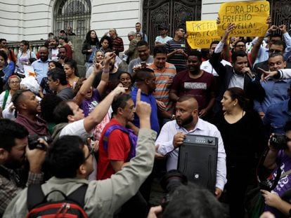 Apoiadores e críticos de Crivella protestam em frente à Câmara do Rio de Janeiro.