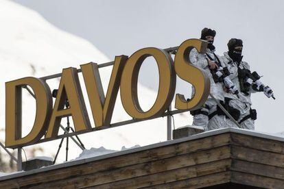 As forças especiais suíças no telhado do hotel Kongress em Davos.