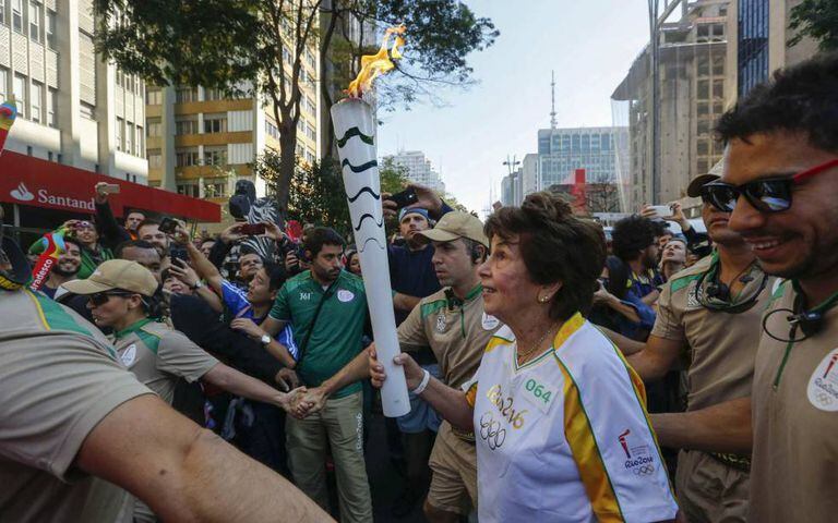 Maria Esther Bueno carrega, em São Paulo, a tocha olímpica em São Paulo.