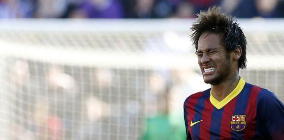 Neymar lamenta chance perdida no jogo.