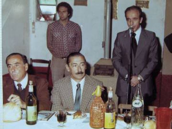 Jorge Videla (centro) e Orlando Agosti (esquerda) participam da Festa Nacional do Salame em Mercedes, província de Buenos Aires.
