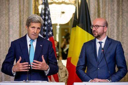O primeiro-ministro belga, Charles Michel junto a John Kerry.