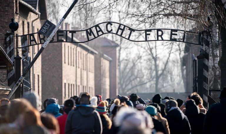 Visitantes na entrada do antigo campo de concentração de Auschwitz I, no sábado.