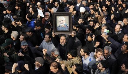 Iranianos protestam em Teerã contra ataque que matou o general Soleimani.