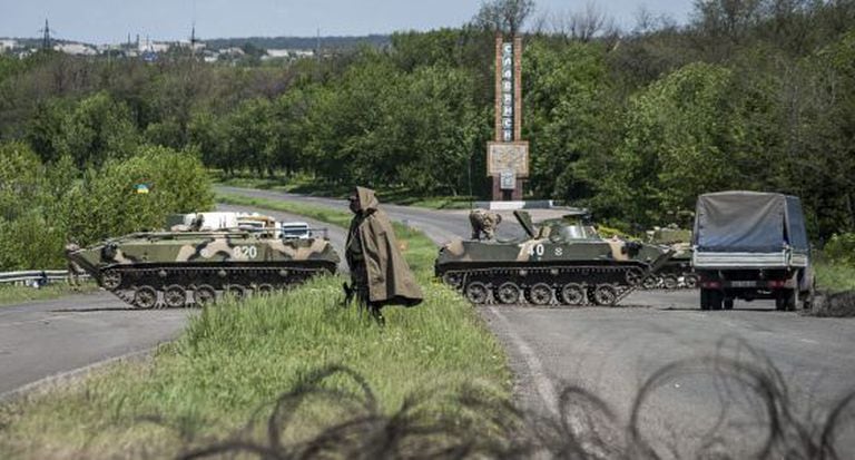 Soldados ucranianos tomam posições em um controle em Slaviank.