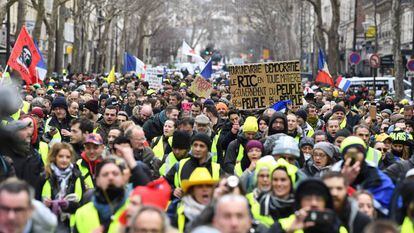 Os ‘coletes amarelos’ protestam pelas ruas de Paris em 26 de janeiro.