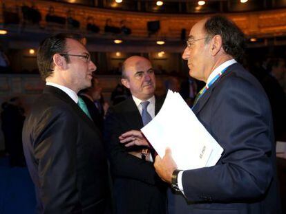 Luis Videgaray, secretário de Fazenda e Crédito Público do México, conversa com Luis de Guindos, ministro espanhol de Economia, e Ignacio Sánchez Galán, presidente da Iberdrola.