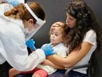 Una niña se somete a una prueba de antígenos para poder entrar a un parque temático, el jueves en Tel Aviv.