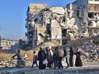 Moradores de Aleppo oriental, nesta terça-feira.