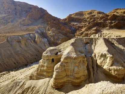 Nas cavernas de Qumrán, perto do Mar Morto, apareceram diversos manuscritos de enorme valor histórico.