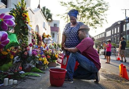 Um casal afro-americano no ato em memória das vítimas de Charleston.
