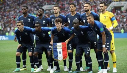 Seleção campeã francesa posa antes da final da Copa, contra a Croácia.