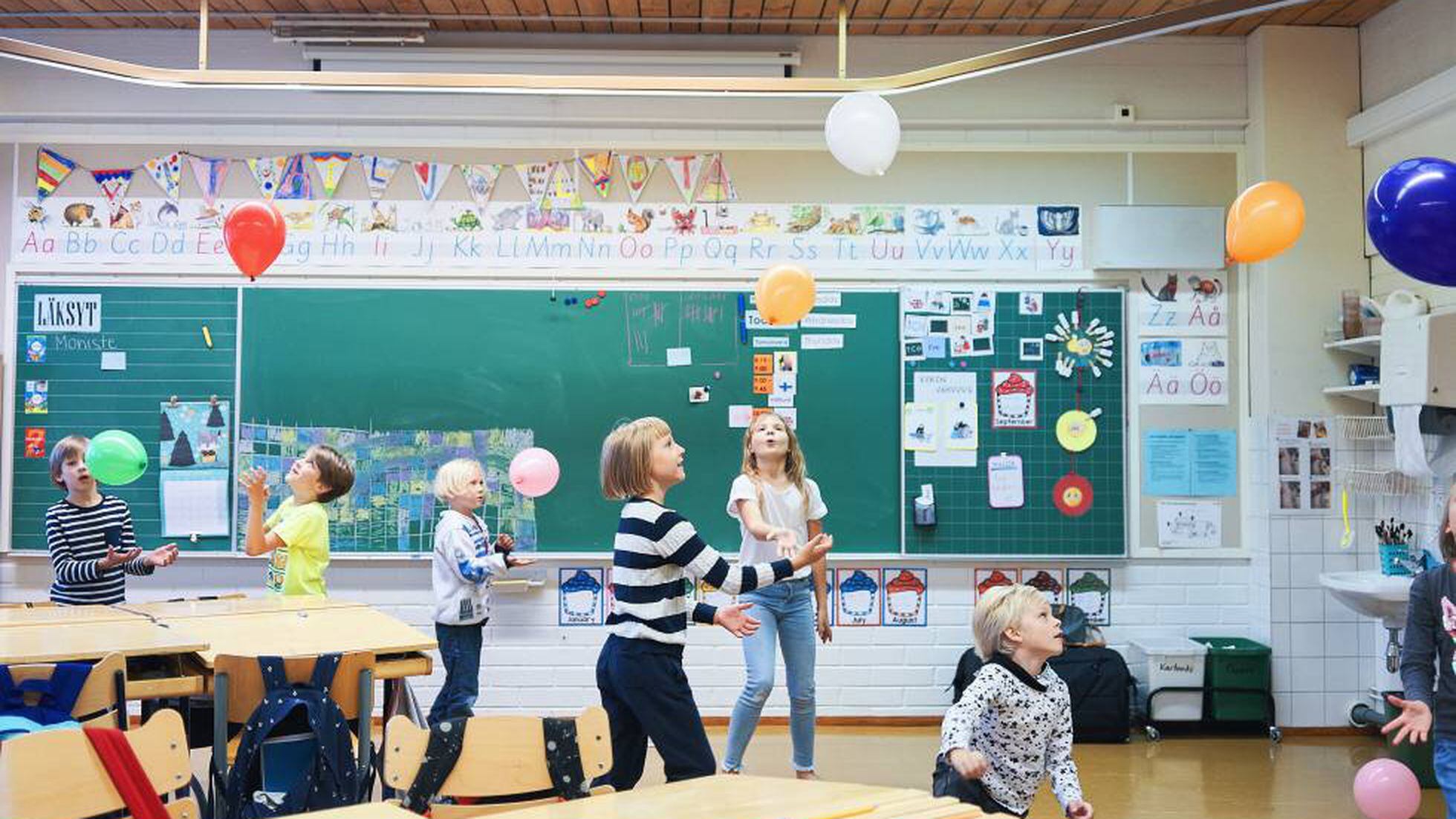 Sala de aula de ciências com ferramentas na mesa