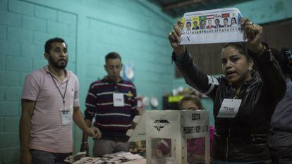 Funcionária mostra uma cédula eleitoral durante a eleição em Honduras.