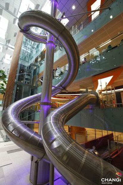 O tobogã gigante do aeroporto de Singapura.