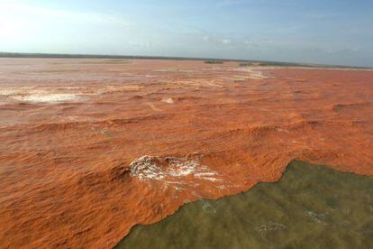 Rejeitos da barragem de Fundão chegaram ao mar do Espírito Santo.