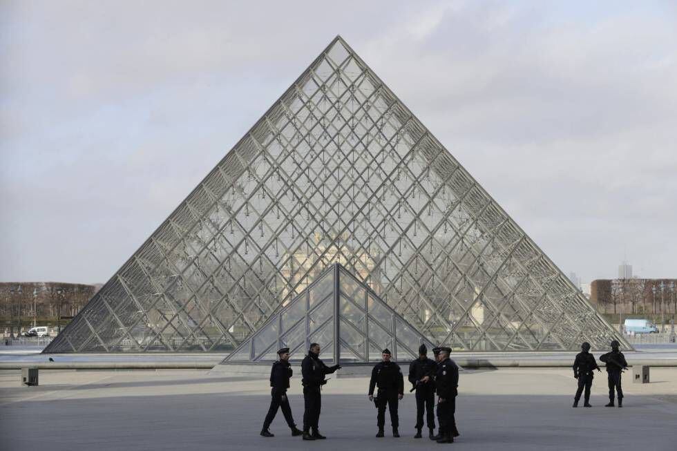 Soldados fiscalizam a região ao redor do museu do Louvre,.