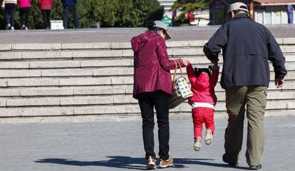 Avós passeiam com a neta em Pequim (China), em 30 de outubro.