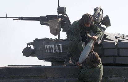 Militantes das forças da autodenominada República Popular de Lugansk em exercícios militares conjuntos com militares separatistas de Donetsk.