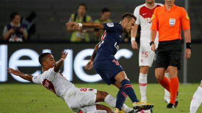 Neymar sofre uma falta de Tielemans pouco depois de entrar em campo na Supercopa francesa.