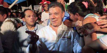 Juan Manuel Santos saúda a seus partidários, nesta terça-feira em Villavicencio.