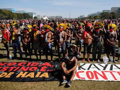 Indígenas durante protesto contra Bolsonaro, em Brasília.