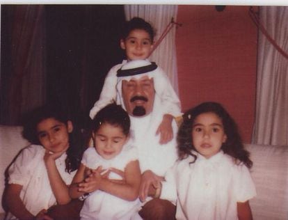 O rei Abdalá com as suas filhas em uma fotografia postada por sua segunda mulher em sua conta no Twitter.