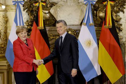 O presidente da Argentina, Mauricio Macri, recebe na Casa Rosada a chanceler alemã, Angela Merkel.