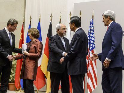 Os ministros de Assuntos Exteriores se cumprimentam após acordo sobre o programa nuclear do Irã.