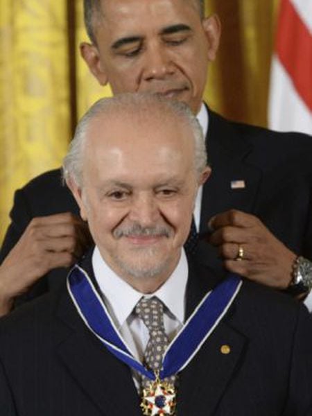 Barack Obama coloca Medalha da Liberdade no mexicano Mario Molina.