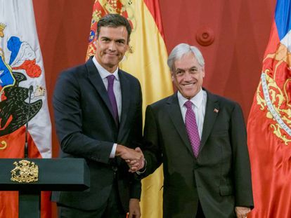 Pedro Sánchez (esq.) e o presidente do Chile, Sebastián Piñera, nesta segunda-feira