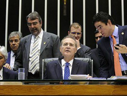 Renan Calheiros preside a sess&atilde;o do Congresso.