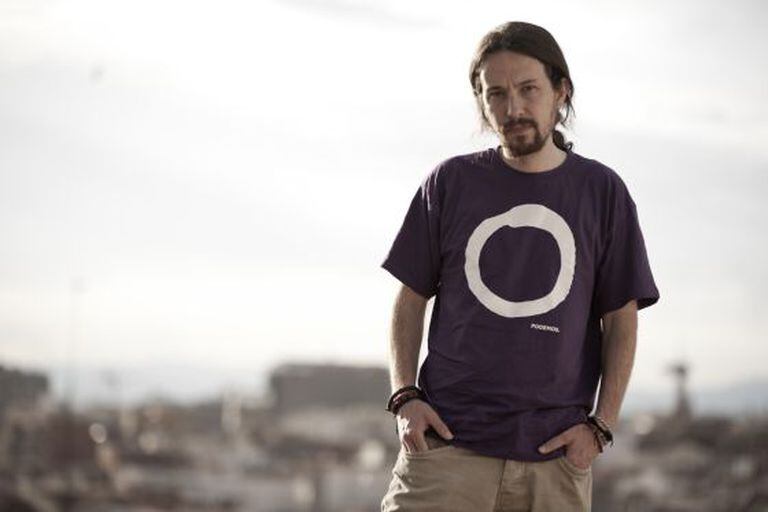 Pablo Iglesias com a camiseta do Podemos.