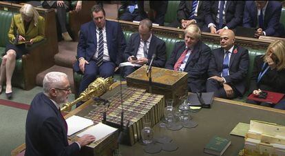 Boris Johnson ouve a intervenção de Jeremy Corbyn, nesta terça-feira no Parlamento Britânico.