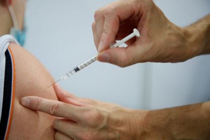 Dose da vacina da Pfizer-BioNTech é aplicada.