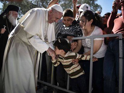 Uma criança beija ao Papa durante sua visita ao centro de emigrantes de Moria na ilha de Lesbos (Grécia), o 16 de abril de 2016.