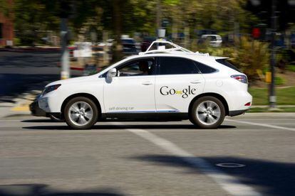 Modelo de carro autodirigido diante da sede da Google na Califórnia.