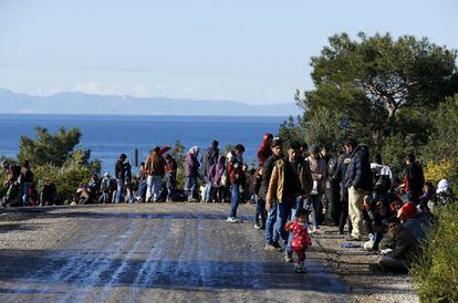 Refugiados sírios caminham pela cidade turca de Dikili, na costa, em 5 de março.