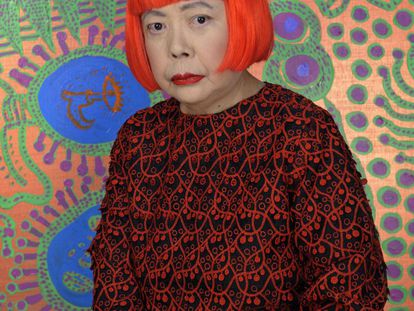 Yayoi Kusama, cuja carreira artística está retratada na exposição 'Obsessão Infinita', posa em frente a uma das obras criadas por ela a partir de 1990.